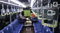 Pegangan tangan atau handgrip untuk penumpang Bus Rapid Trans (BRT) Tangerang Ayo (Tayo) saat dipamerkan pada GIICOMVEC 2020 di JCC Senayan, Jakarta, Minggu (8/3/2020). Dengan dominasi warna biru, Bus Tayo juga menyediakan handgrip untuk penumpang yang berdiri. (merdeka.com/Iqbal Nugroho)