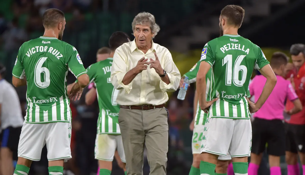 Manuel Pellegrini. Pelatih asal Cile berusia 68 tahun ini kini menjalani musim keduanya bersama Real Betis di LaLiga. Klub pertama yang ditanganinya adalah Universidad de Chile pada Januari 1988. Bersama Manchester City meraih trofi Premier League pada musim 2013/2014. (AFP/Cristina Quicler)