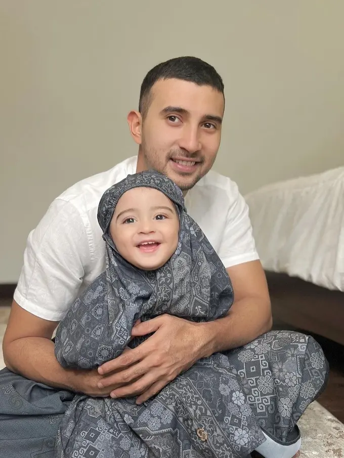 Guzel pakai mukena, wajah cantik jadi sorotan