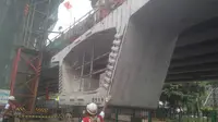 Pemasangan box girder paket Tendean (Liputan6.com/ Muhammad Radityo Priyasmoro)