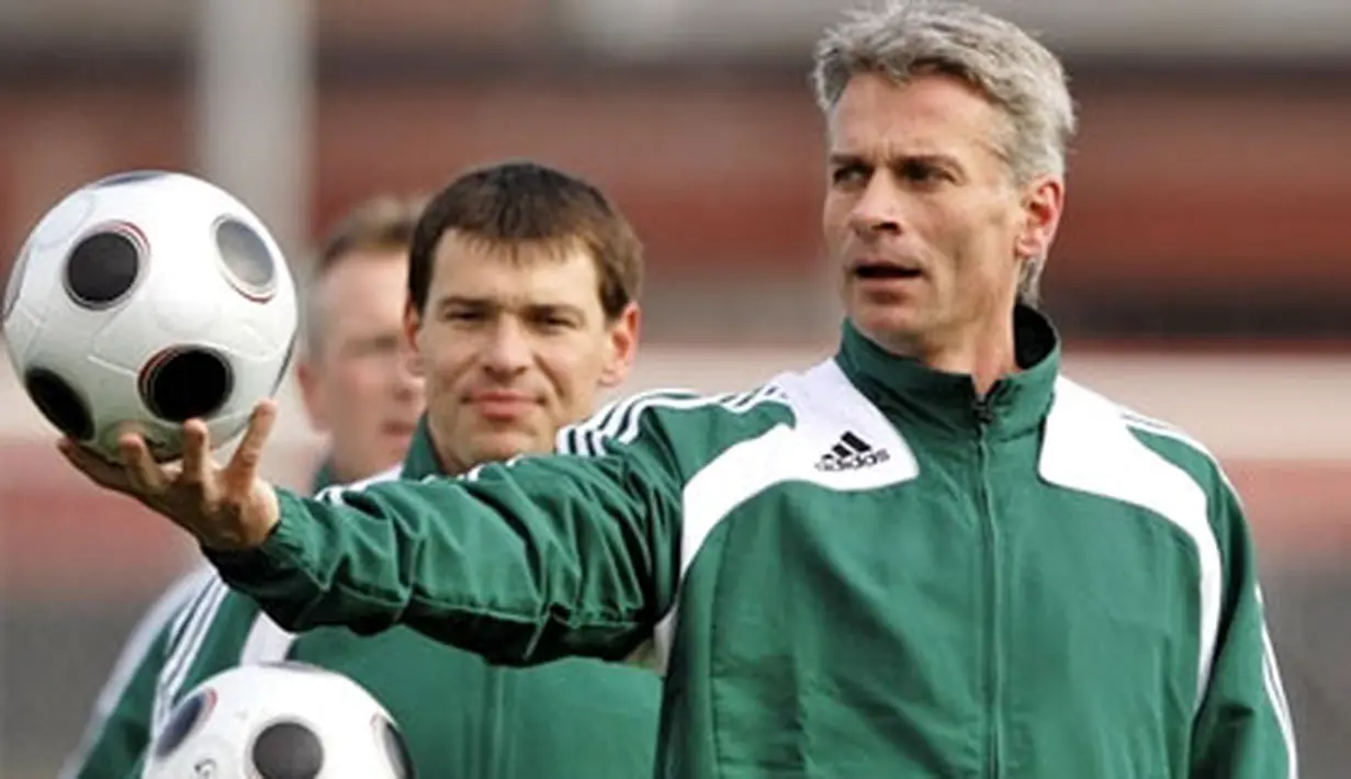 Euro 2008 football championships referee Peter Frojdfeldt of Sweden takes part in a preparatory workshop for referees and assistant referees on April 17, 2008 in Regensdorf, near Zurich. AFP PHOTO / Fabrice Coffrini
