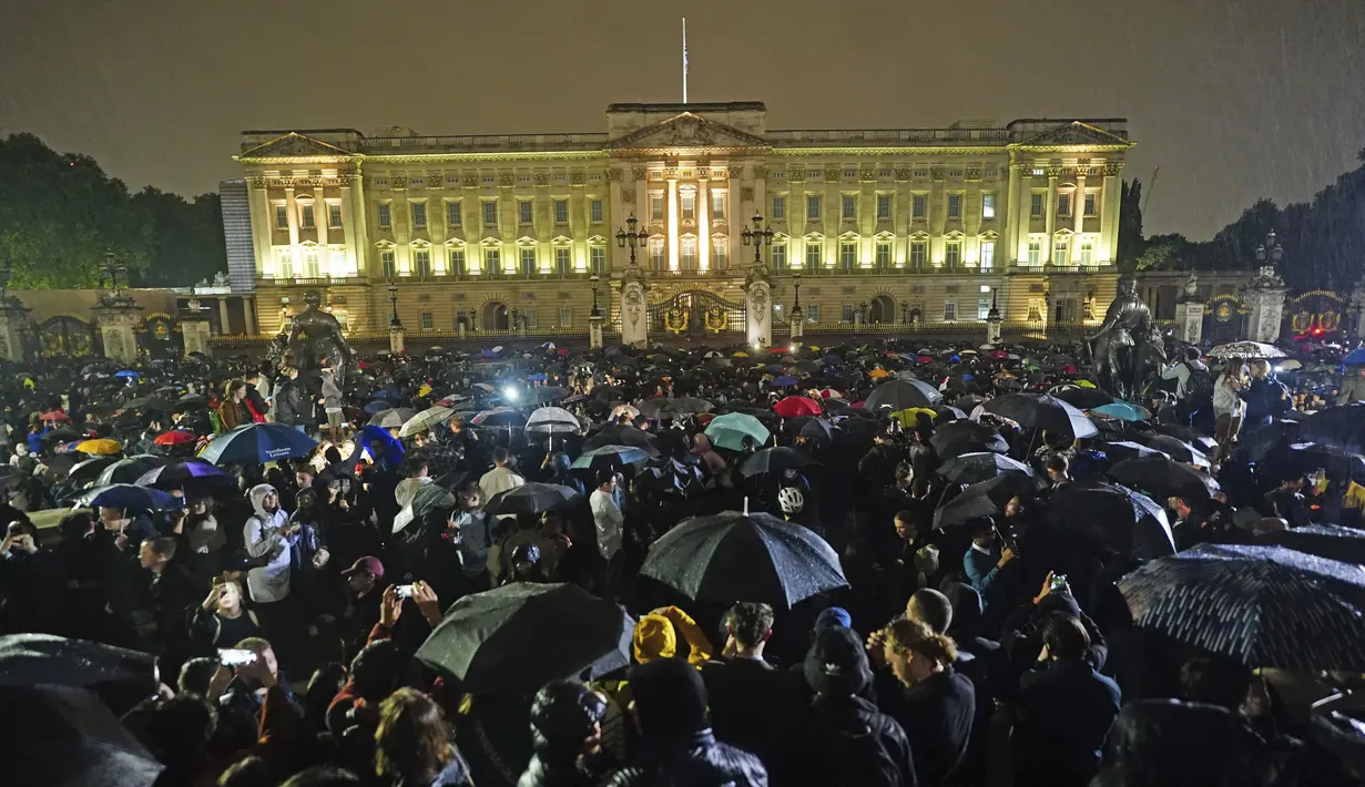 Orang-orang berkumpul di luar Istana Buckingham menyusul pengumuman meninggalnya Ratu Elizabeth II, di London, Kamis, 8 September 2022. Ratu Elizabeth II meninggal dunia di usia 96 tahun. Hal ini dikonfirmasi oleh Kerajaan Inggris dalam Twitternya.  (Victoria Jones/PA via AP)