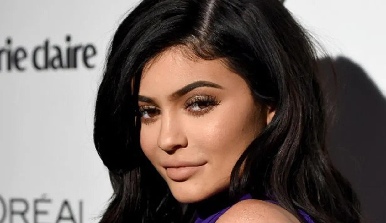 “Mereka (Kylie dan Travis) telah bercerita kepada teman-temannya sejak beberapa minggu yang lalu. Dia (Kylie) sangat senang dan begitu juga dengan Travis!” ujar sumber. (AFP/Frazer Harrison)