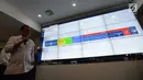 Menteri PANRB Syafruddin memantau melalui layar digital kehadiran ASN di "command centre" Kementerian PANRB, Jakarta, Senin (10/6/2019). Langkah ini dilakukannya guna mengecek absensi Aparatur Sipil Negara (ASN) atau PNS pada hari pertama kerja pasca libur Lebaran 2019. (merdeka.com/Imam Buhori)