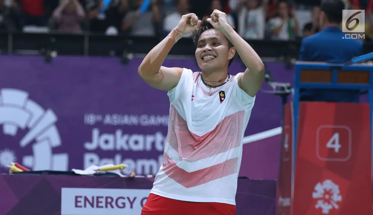 Ganda putri Indonesia, Apriyani Rahayu usai melawan Tang Jinhua/Zheng Yu (China) di perempat final Bulutangkis Asian Games 2018 di Istora Kompleks GBK, Sabtu (25/8). Greysia Polii/Apriyani Rahayu unggul. (Liputan6.com/Helmi Fithriansyah)