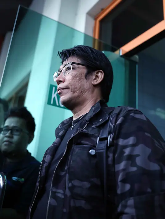 Sebelum menghembuskan nafas terakhirnya, Parto bersama teman-temannya ke rumah Budi Anduk dengan membawa ambulance untuk mengantarkan Budi ke rumah sakit. Setelah dipaksa, Budi mengikutinya. (Nurwahyunan/Bintang.com)