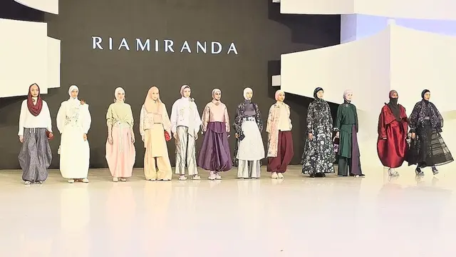Koleksi busana modest fashion dari desainer Ria Miranda di Fashion Nation.