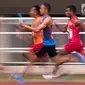 Para pelari beradu cepat saat tampil pada Kejurnas Atletik 2019 nomor 4x100 meter estafet senior putra di Stadion Pakansari, Bogor pada Rabu (8/8/2019). Kejurnas Atletik berlangsung dari 3 hingga 7 Agustus. (Bola.com/Peksi Cahyo)