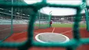Pekerja mengecek jaring arena tolak peluru di Stadion Utama GBK, Jakarta, Selasa (3/10). Sejumlah pembangunan Infastruktur Asian Games dipastikan akan selesai sesuai dengan target pemerintah, yaitu akhir tahun 2017. (Liputan6.com/Helmi Fithriansyah)