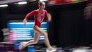 Aksi Chen Yile pesenam artistik putri China di balok keseimbangan dalam nomor semua alat beregu pada Asian Games 2018 di JIExpo, Jakarta, Selasa (21/8/2018). (Bola.com/Peksi Cahyo)