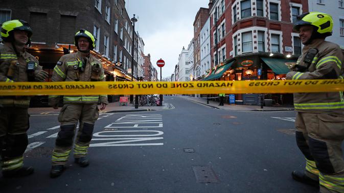 Petugas pemadam kebakaran bersiap menyusul penemuan bom Perang Dunia II di kawasan Soho, London, Inggris, Senin (3/2/2020). Bom Perang Dunia II yang belum meledak tersebut ditemukan di saat penggalian konstruksi. (AP Photo/Frank Augstein)