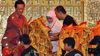 Sri Sultan HB X membuka Pekan Budaya Tionghoa di Kawasan Pecinan Ketandan, Yogyakarta. Pekan Budaya bertema &quot;Khasanah Budaya Yogyakarta&quot; berlangsung tanggal 23-27 Februari 2010.(Antara) 