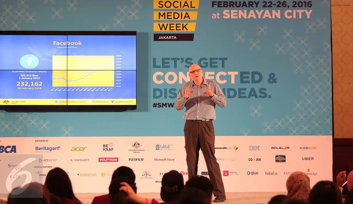 Dubes Australia untuk Indonesia, Paul Grigson menjadi pembicara di Social Media Week 2016, Jakarta, (26/2). Dalam ajang tersebut  Paul menjelaskan tentang pentingnya media social bagi diplomasi politik antar negara.(Liputan6.com/Angga Yuniar)