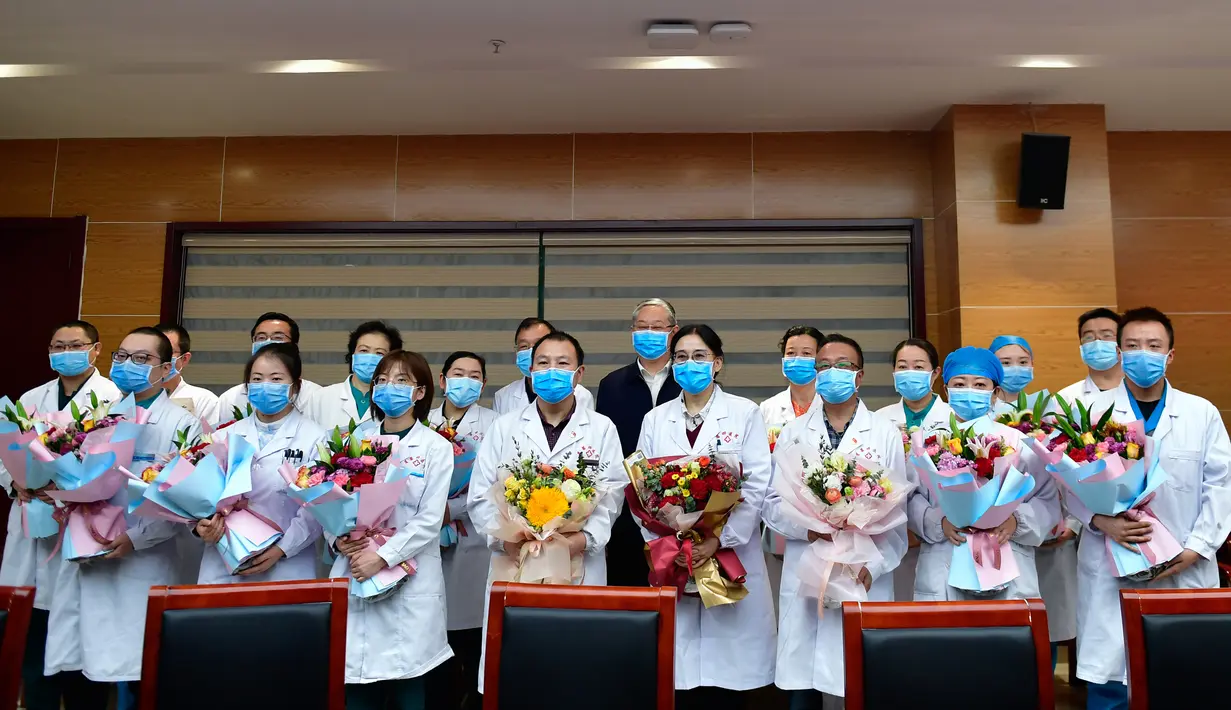 Staf medis dari Rumah Sakit Umum Rakyat Keempat Provinsi Qinghai berfoto di Xining, Provinsi Qinghai, China barat laut (21/2/2020). Sejauh ini, total 18 orang yang dipastikan terinfeksi coronavirus di provinsi tersebut berhasil disembuhkan dan diizinkan meninggalkan rumah sakit. (Xinhua/Zhang Long)