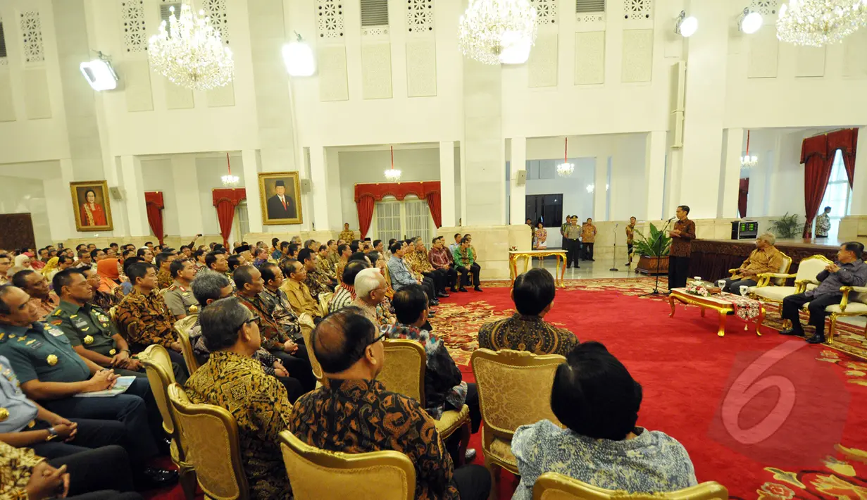 Presiden Jokowi memberikan pidato saat penandatangan nota kesepahaman (MoU) tentang Gerakan Nasional Penyelamatan SDA di Istana Negara, Jakarta, Kamis (19/3/2015). 29 Kementerian serta 12 pemprov menandatangani MoU tersebut. (Liputan6.com/Faizal Fanani)