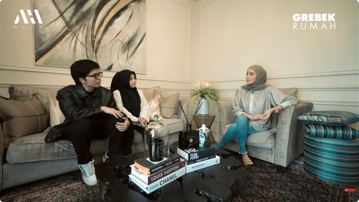 5 Potret Ruang Tamu Rumah Olla Ramlan dan Interiornya, Mewah tapi Tetap Cozy