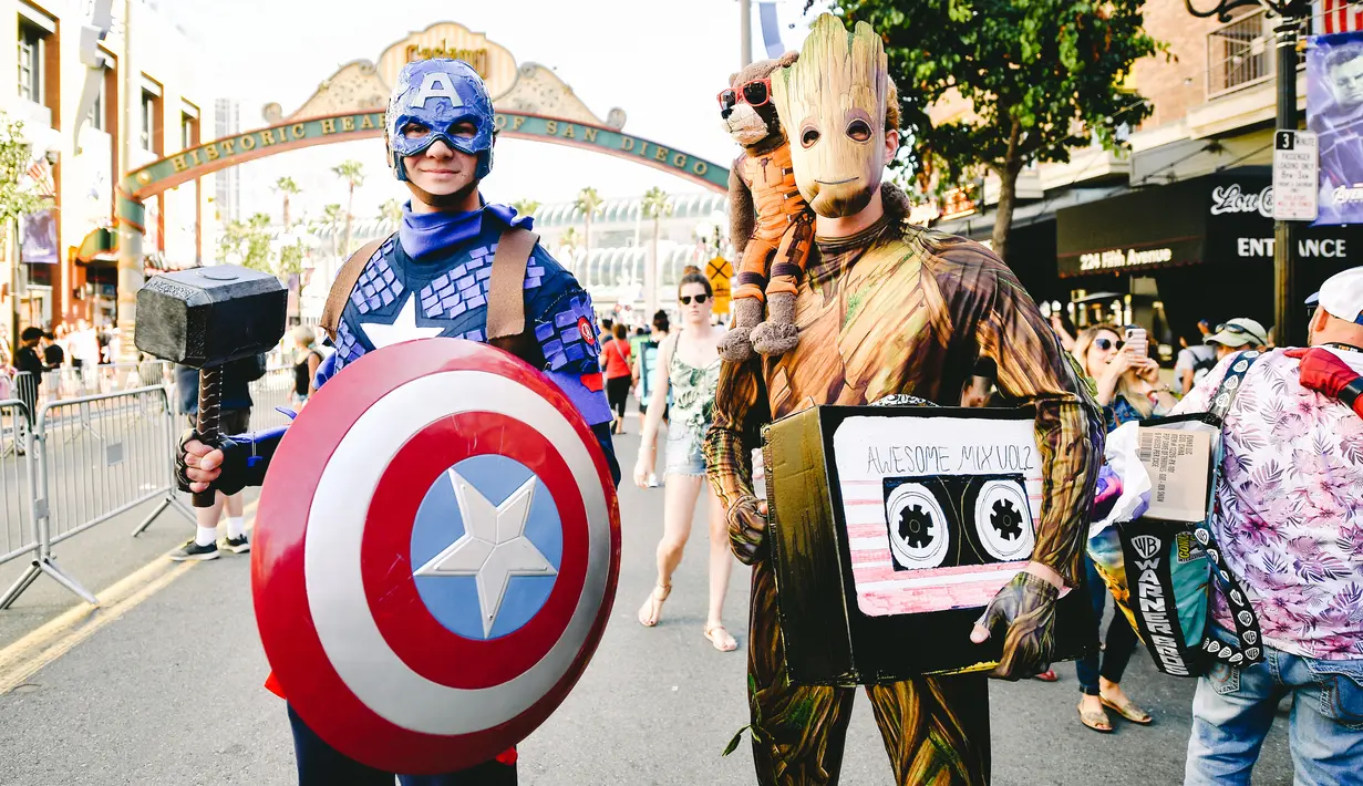 Cosplayer berpakaian ala karakter Captain America (kiri) berpose saat menghadiri San Diego Comic-Con International 2019 di San Diego, California, Amerika Serikat, Kamis (18/7/2019). (Matt Winkelmeyer/Getty Images/AFP)