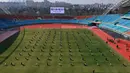 Pelamar kerja saat mengikuti ujian tertulis selama tes rekrutmen untuk Ansan Urban Corporation di stadion Wa di Ansan, Korea Selatan (4/8/2020).  (AP Photo/Hong Ki-won)