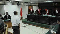 Gulat Manurung divonis dengan pidana tiga tahun penjara dan denda Rp 100 juta subsider tiga bulan kurungan, Pengadilan Tipikor, Jakarta, Senin (23/2/2015).(Liputan6.com/Herman Zakharia) 