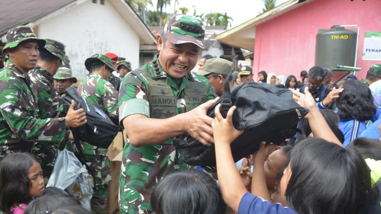 FOTO: Keakraban Kasad Bersama Warga Terdampak Bencana Tapanuli Tengah