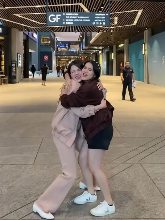 Meski beda usia keduanya terpaut 16 tahun, tapi keduanya tampak begitu mirip ya. Bagaimana menurutmu, Sahabat Fimela? [@alicenorin].