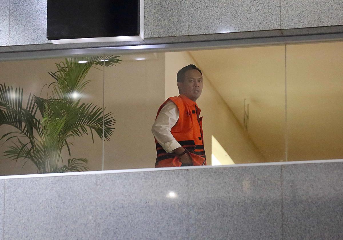 FOTO: Bupati dan Sekda Cilacap Ditahan KPK Usai Operasi Tangkap Tangan