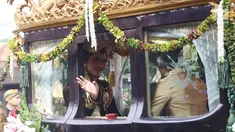 Putri Presiden Jokowi, Kahiyang Ayu melambaikan tangan dari atas kereta kencana menuju Graha Saba Buana, Solo, Rabu (8/11). Kahiyang dan Muhammad Bobby Afif Nasution menggunakan kereta kencana menuju lokasi akad nikah mereka. (Liputan6.com/Angga Yuniar)