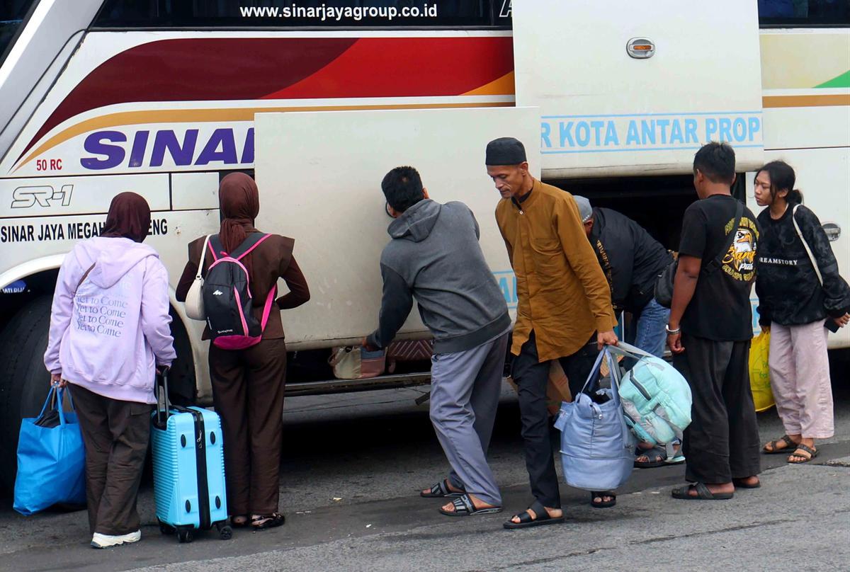 FOTO: Lonjakan Arus Balik Pemudik  di Terminal Kampung Rambutan