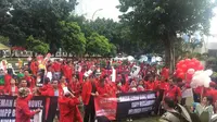 Sejumlah mahasiswa saat menggelar aksi dukungan untuk Novel Baswedan di depan Gedung KPK. (Liputan6.com/Fachrur Rozie)
