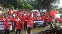 Dukung Novel Baswedan, Puluhan Mahasiswa Terbangkan Balon di KPK