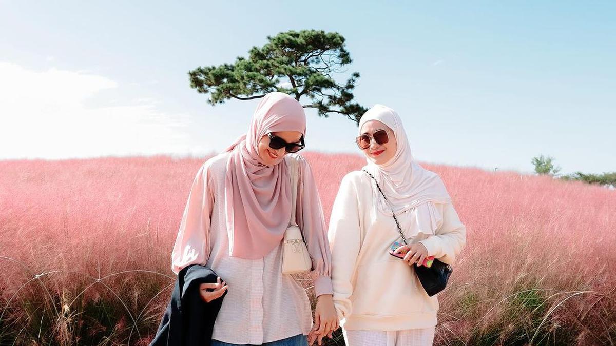 7 Ide Padu Padan Baju Putih Hijab dengan Celana dan Rok yang Tren di 2025