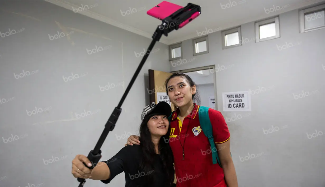 Pevoli Jakarta Elektrik PLN, Yolla Yuliana, tampak asyik foto bersama fans usai berlaga pada final four Proliga 2016 di GOR Amongrogo, Yogyakarta, Minggu (9/5/2016). (Bola.com/Vitalis Yogi Trisna)