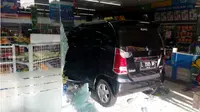 Dikemudikan Nenek-Nenek, Mobil Menyelonong Masuk Minimarket