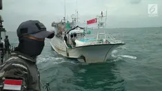 Kapal Sunrise Glory saat ditangkap KRI Sigurot 864 di selat Philips, Batam (7/2). TNI AL berhasil menggagalkan penyelundupan sabu seberat 1 ton yang diangkut kapal ikan berbendera Singapura, MV Sunrise Glory. (Liputan6.com/HO/Armabar TNI AL)