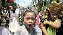Seorang murid TK Sekolah Alternatif untuk Anak Jalanan (SAAJA) saat pawai sambil mengenakan pakaian adat, kawasan Kuningan, Jakarta, Kamis (21/4). Kegiatan diikuti sekitar 70 anak-anak kurang mampu di ibukota. (Liputan6.com/Faizal Fanani)