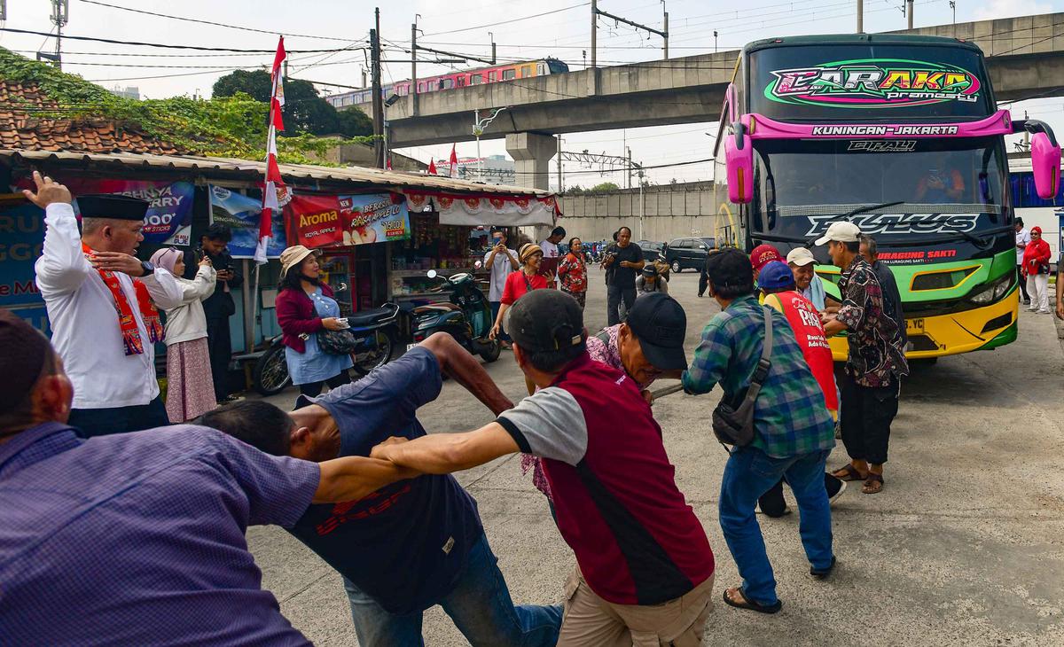 Keseruan Lomba Tarik Bus Sambut HUT ke-81 RI