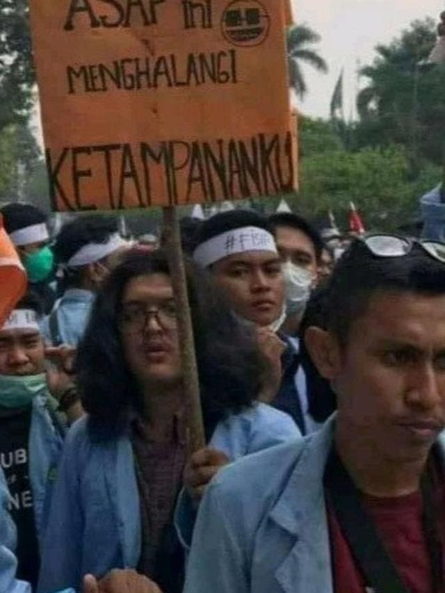 poster nyeleneh mahasiswa
