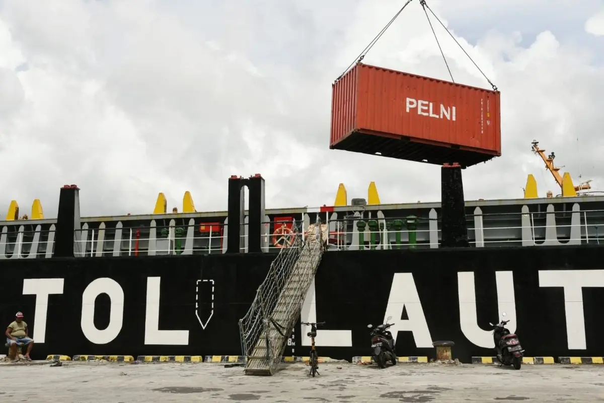 Asdep IPW Kemenko Marves Djoko Hartoyo melakukan monitoring dan evaluasi Tol Laut Tahuna yang terletak di Sangihe. (Dok Kemenko Marves)