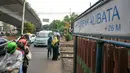 Warga dan pengendara melintas di pintu pelintasan Kereta di Kalibata, Jakarta, (4/12). Pemerintah DKI Jakarta berencana bangun jalan layang atau terowongan di pelintasan-pelintasan sebidang untuk mencegah kecelakaan. (Liputan6.com/Yoppy Renato)