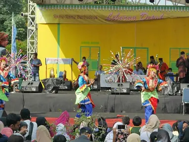 Penari menampilkan tarian denok amprok saat Lebaran Orang Depok di Sawangan, Depok, Jawa Barat, Minggu (7/7/2019). Lebaran Orang Depok baru pertama kali diadakan acara tersebut untuk melestarrikan budaya dan sebagai ajang silaturahmi warga Depok.