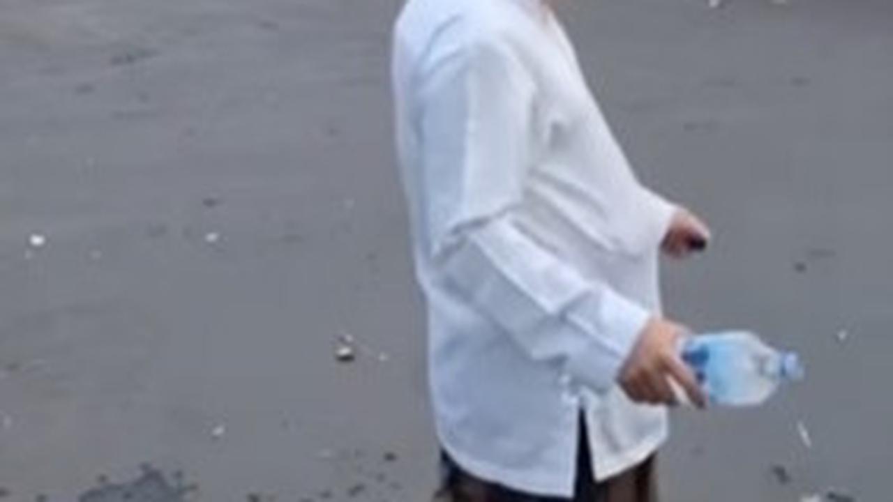 Sosok Pria Paruh Baya Pakain Putih Taburi Air dari Botol saat Ricuh Demo Pati