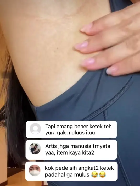 "Kok pede sih angkat-angkat ketek padahal nggak mulus gitu," ujar seorang netizen berkomentar. Yura yang menunjukkan adanya komentar itu pun terlihat santai menanggapi. [Foto: Instagram/yurayunita]