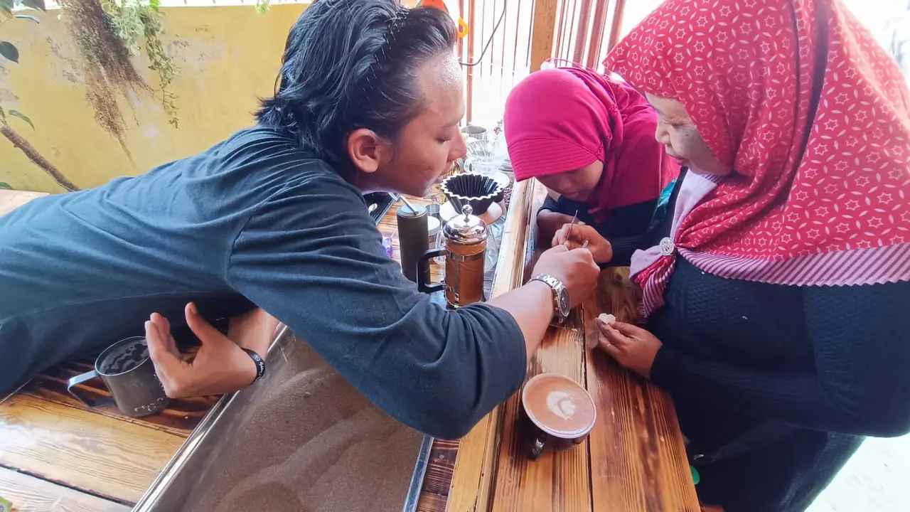Proses pelatihan membatik diatas kopi oeh Pelaku UMKM di Probolinggo (Istimewa)