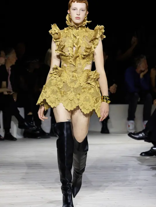 Sebelumnya pada bulan lalu, Burton mengumumkan kepergiannya dari rumah mode asal Inggris itu. “Saya sangat bangga dengan semua yang telah saya lakukan dan tim luar biasa saya di Alexander McQueen,” kata Burton. [Dok/Alexander McQueen]