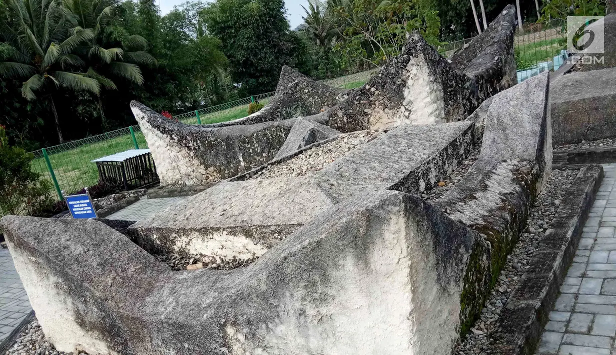 Sejumlah makam terlihat di kompleks pemakaman Raja Bulonggodu atau Blongkod di Desa Dunggala, Tapa, Bone Bolango, Gorontalo, Sabtu (18/5/2019). Struktur beberapa makam di kompleks ini dibangun menggunakan batu karang dengan bentuk pagar menyerupai mahkota. (Liputan6.com/Arfandi Ibrahim)
