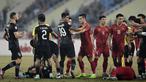 Keributan terjadi di laga Vietnam melawan Indonesia di leg kedua semifinal Piala AFF 2022 yang berlangsung di My Dinh Stadium, Hanoi, Senin (9/1/2023). (AP Photo/Nguyen Manh Quan)