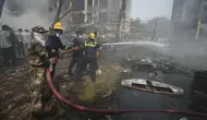 Petugas pemadam kebakaran bekerja di lokasi jatuhnya pesawat di kota Ahmedabad, negara bagian Gujarat, India Barat Laut, Kamis 12 Juni 2025. (AP/Ajit Solanki)