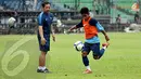 Didampingi Aji Santoso (Tim Pelatih Timnas Indonesia U23) Andik Vermansyah berlatih melakukan tendangan first time saat latihan di Stadion GBK Jakarta pada 3 Des 2013 (Liputan6.com/Helmi Fithriansyah)