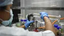 Seorang asisten laboratorium mikrobiologi memeriksa kualitas air di pabrik air mineral alami Aava di Ahmedabad, India (19/3). Hari Air Sedunia jatuh pada tanggal 22 Maret. (AFP Photo/Sam Panthaky)