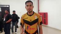 Saepulloh Maulana, bek Mitra Kukar saat ditemui Bola.com di ruang ganti Stadion GBLA, Bandung, Sabtu (18/6/2016). (Bola.com/Permana Kusumadijaya)